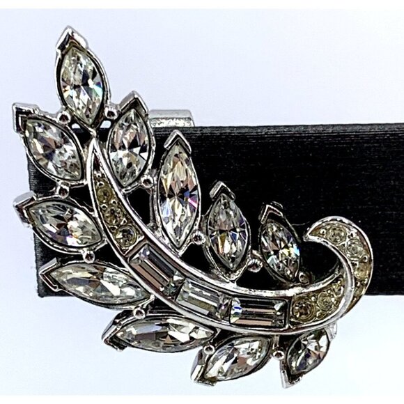 Crown Trifari Earrings Rhinestone Clear Silver Tone Clip 1 1/8" Leaf Huggie - Picture 2 of 7